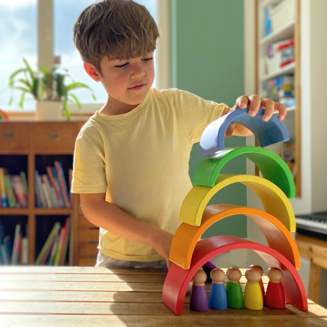Jeu en bois arc-en-ciel et le livre en anglais "Willies Magic Glasses".