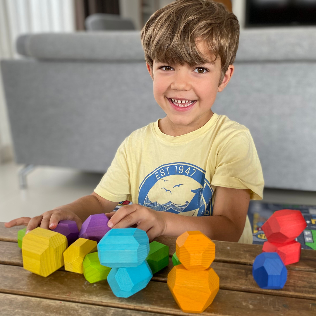 Équilibrer les pierres en bois selon Montessori