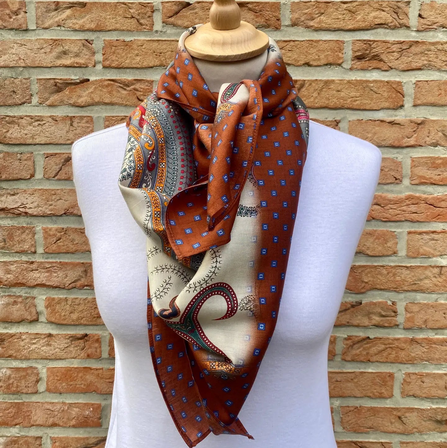 CARRE SIENA - 90% MODAL / 10% SOIE