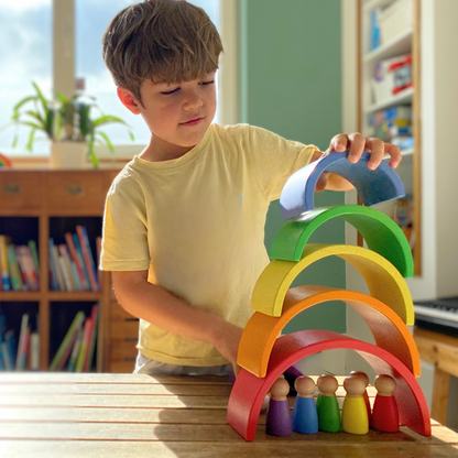 Jeu en bois arc-en-ciel et le livre en anglais "Willies Magic Glasses".
