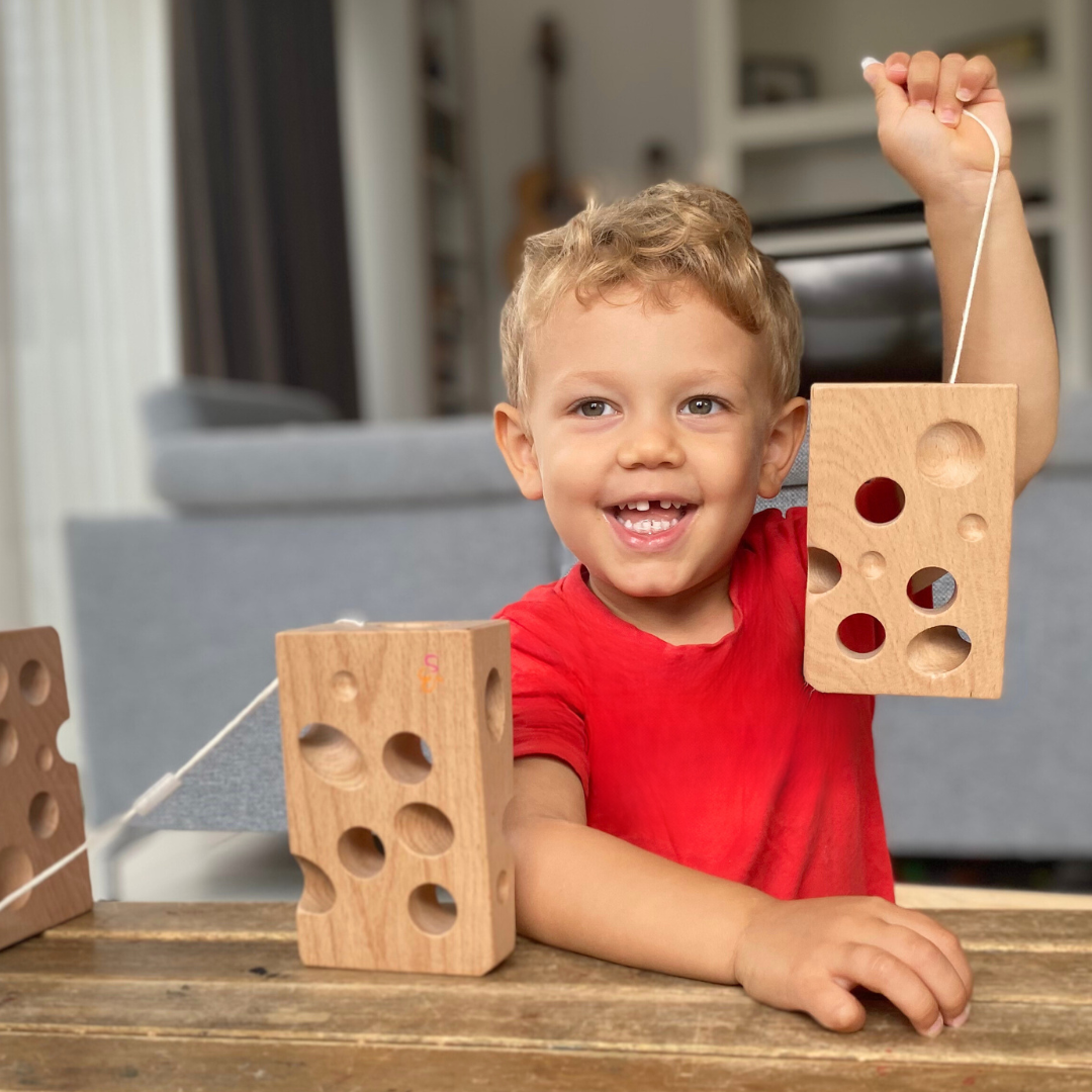 Jeu d'enfilage en bois avec fromage et souris - Montessori