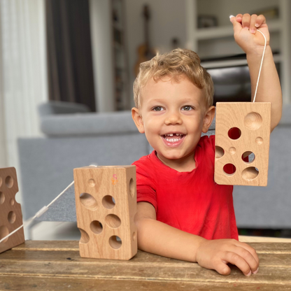 Jeu d'enfilage en bois avec fromage et souris - Montessori