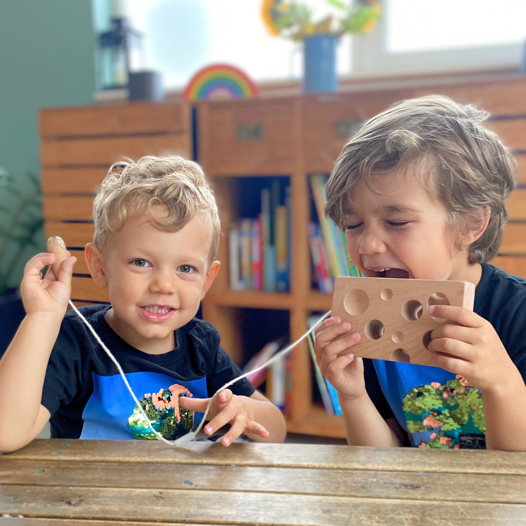 Jeu d'enfilage en bois avec fromage et souris - Montessori