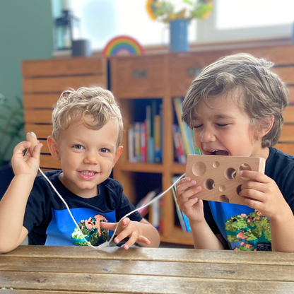 Jeu d'enfilage en bois avec fromage et souris - Montessori