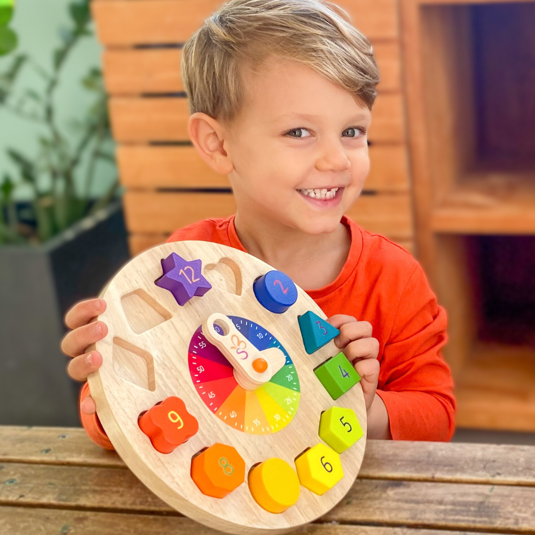 Horloge aux couleurs de l'arc-en-ciel pour un apprentissage ludique de l'heure en bois