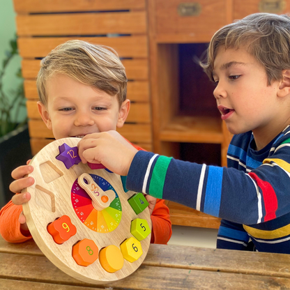 Horloge aux couleurs de l'arc-en-ciel pour un apprentissage ludique de l'heure en bois