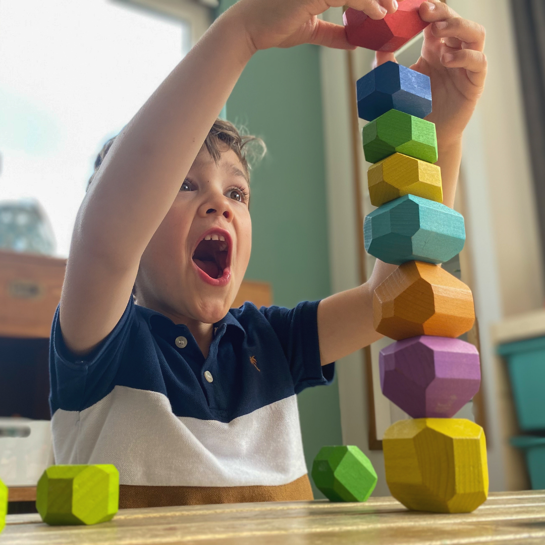 Équilibrer les pierres selon Montessori en bois