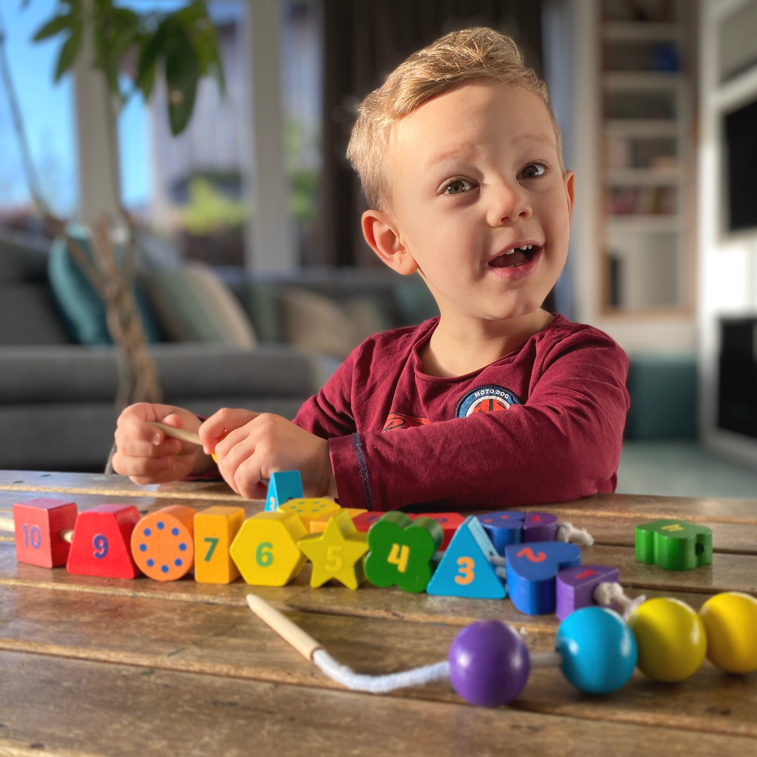 Jeu en bois d'enfilage - Montessori